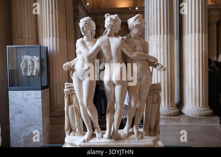 Paris, Frankreich, 4. Oktober 2025: Antike Marmorskulptur die drei Grazen im Louvre Stockfoto