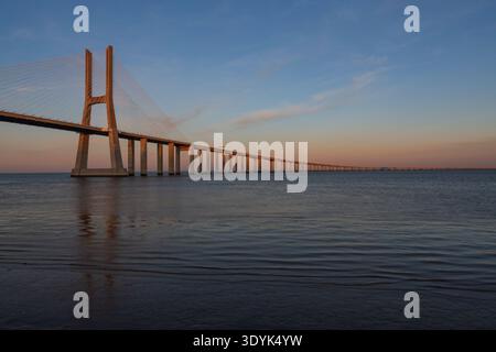 Vasco da Gama Brücke bei Sonnenuntergang über dem Tejo in Lissabon, Portugal. Stockfoto