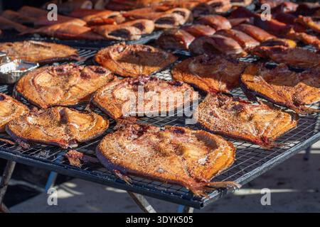 Nahaufnahme von geräucherten Fischfilets auf einem Grill oder Trockenregal auf einem Bauernmarkt in Vilnius, Litauen, verzehrfertig Stockfoto
