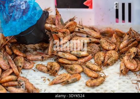 Verkauf von geräucherten Garnelen auf einem Straßenmarkt in Vilnius, Litauen, Europa Stockfoto