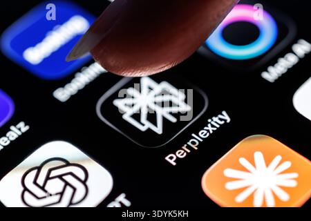 München, Deutschland. März 2026. Das Logo der Perplexity AI App ist am 7. März 2026 auf dem Display eines Smartphones in München (Bayern) zu sehen, während ein Finger auf das Symbol der Anwendung tippt. Perplexity AI ist eine KI-gestützte Suchmaschine und Antwortmaschine (künstliche Intelligenz, Chatbot, großes Sprachmodell, LLM). Perplexity AI Inc. Ist ein US-amerikanisches Technologieunternehmen. (Symbol, Zeigefinger, Firma, Symbolbild, Symbolfoto, Illustration, symbolisches Foto, illustratives Foto, Themenbild, allgemeines Bild, Titelfoto) Credit: Matthias Balk/dpa/Alamy Live News Stockfoto