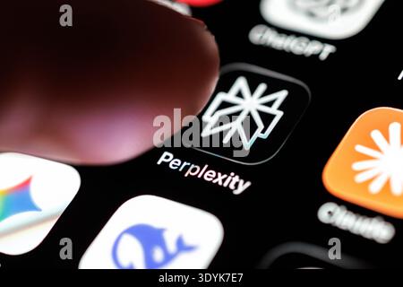 München, Deutschland. März 2026. Das Logo der Perplexity AI App ist am 7. März 2026 auf dem Display eines Smartphones in München (Bayern) zu sehen, während ein Finger auf das Symbol der Anwendung tippt. Perplexity AI ist eine KI-gestützte Suchmaschine und Antwortmaschine (künstliche Intelligenz, Chatbot, großes Sprachmodell, LLM). Perplexity AI Inc. Ist ein US-amerikanisches Technologieunternehmen. (Symbol, Zeigefinger, Firma, Symbolbild, Symbolfoto, Illustration, symbolisches Foto, illustratives Foto, Themenbild, allgemeines Bild, Titelfoto) Credit: Matthias Balk/dpa/Alamy Live News Stockfoto