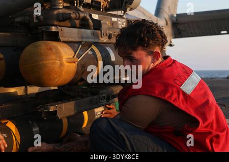 Die US Navy Sailor lädt eine lasergeführte Hellfire-Rakete der Serie AGM-114 auf einen MH-60R Sea Hawk Hubschrauber, der an der Helicopter Maritime Strike Squadron (HSM) 51 befestigt ist, auf dem Flugdeck des Arleigh-Burke-Klasse-Raketenzerstörers USS John Finn (DDG 113) während des Flugs im US Central Command Area of Responsibility zur Unterstützung der Operation Epic Fury, 03. März 2026. (Foto US Navy) Stockfoto