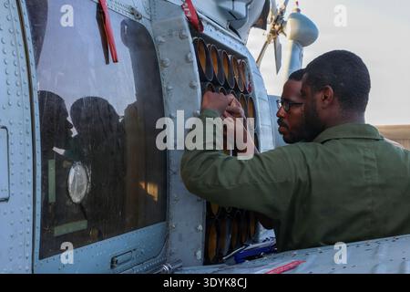 US-Navy-Seeleute installieren Sonobojabwerfer auf einem MH-60R Sea Hawk Hubschrauber, der an der Helicopter Maritime Strike Squadron (HSM) 51 befestigt ist, auf dem Flugdeck an Bord des Arleigh-Burke-Klasse-Raketenzerstörers USS John Finn (DDG 113) während des Flugs im US Central Command Area of Responsibility zur Unterstützung der Operation Epic Fury, 03. März 2026. (Foto US Navy) Stockfoto