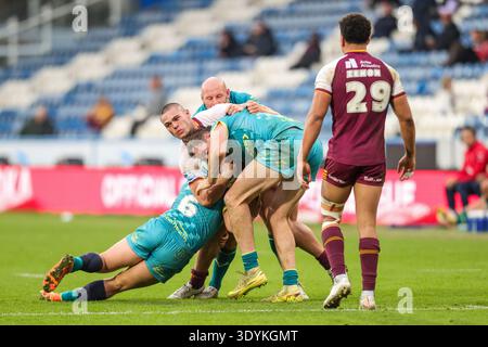 Huddersfield, Großbritannien. März 2026. Tuimoala Lolohea von Huddersfield Giants wird am 8. März 2026 von Mikey Lewis von Hull KR während des Spiels Huddersfield Giants gegen Hull Kingston Rovers, Betfred Super League im Accu Stadium, Huddersfield, England attackiert Stockfoto
