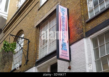 Der Vordereingang der Pineapple Dance Studios in Covent Garden. London - 8. März 2026 Stockfoto