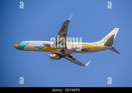 Boeing 737-800 von NOK Air, Start auf der Landebahn 36 am internationalen Flughafen Chiang Mai, Thailand Stockfoto