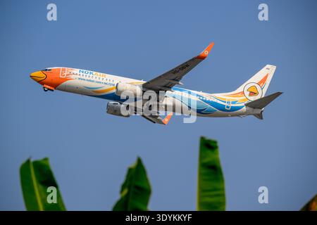 Boeing 737-800 von NOK Air, Start auf der Landebahn 36 am internationalen Flughafen Chiang Mai, Thailand Stockfoto