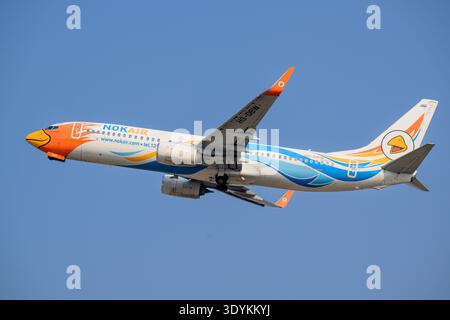 Boeing 737-800 von NOK Air, Start auf der Landebahn 36 am internationalen Flughafen Chiang Mai, Thailand Stockfoto