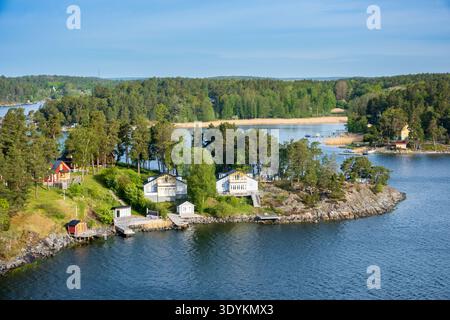 Inselhäuser und bewaldete Uferlinien im Stockholmer Archipel im Stockholmer County, Schweden Stockfoto