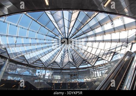 Innenraum des neuen Bahnhofs Villejuif-Gustave-Roussy in der Stadt Villejuif mit seinen Reflexionen, Rolltreppen und Treppen in Frankreich Stockfoto