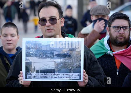 Am 7. März 2026 nehmen Menschen an einer iranischen pro-Monarchie-Kundgebung in Warschau, Polen, teil. Stockfoto