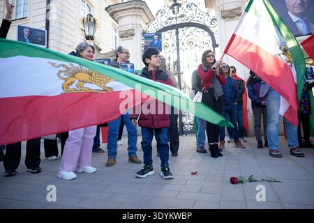 Am 7. März 2026 nehmen Menschen an einer iranischen pro-Monarchie-Kundgebung in Warschau, Polen, teil. Stockfoto