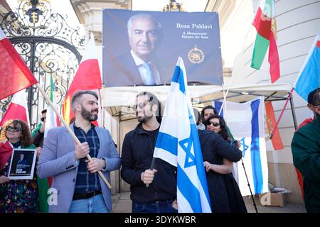 Am 7. März 2026 nehmen Menschen an einer iranischen pro-Monarchie-Kundgebung in Warschau, Polen, teil. Stockfoto