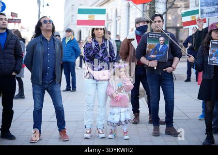 Am 7. März 2026 nehmen Menschen an einer iranischen pro-Monarchie-Kundgebung in Warschau, Polen, teil. Stockfoto