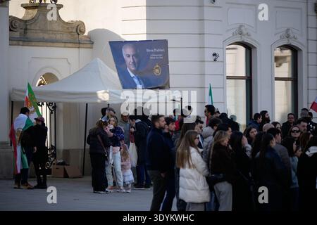 Am 7. März 2026 nehmen Menschen an einer iranischen pro-Monarchie-Kundgebung in Warschau, Polen, teil. Stockfoto