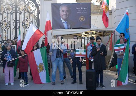 Am 7. März 2026 nehmen Menschen an einer iranischen pro-Monarchie-Kundgebung in Warschau, Polen, teil. Stockfoto