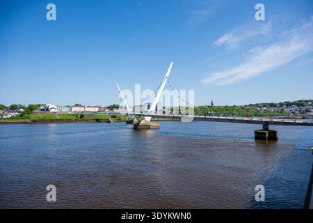 Friedens-Brücke über den Fluss Foyle, Stadt Derry, Nordirland. Stockfoto