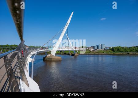 Friedens-Brücke über den Fluss Foyle, Stadt Derry, Nordirland. Stockfoto