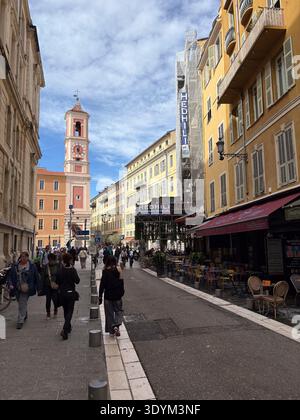 Palais Rusca, Place du Palais de Justice. Neoklassizistische Architektur in Nizza, Frankreich, in der Nähe von Fußgängern, die an Cafés im Freien vorbeilaufen. Stockfoto