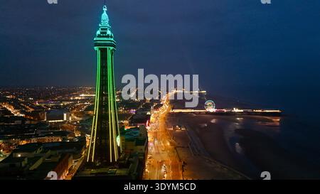 Nächtlicher Blick auf den Blackpool Tower, beleuchtet mit bunten Lichtern in Blackpool, Lancashire, England, Großbritannien Stockfoto