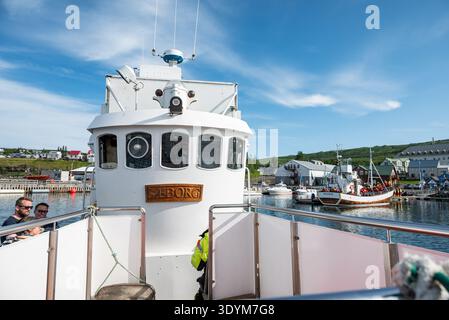Husavik Island 6. Juli. 2025: Boote im Hafen der Stadt an einem sonnigen Sommertag Stockfoto