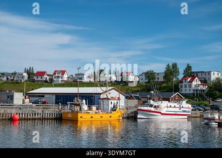 Husavik Island 6. Juli. 2025: Boote im Hafen der Stadt an einem sonnigen Sommertag Stockfoto