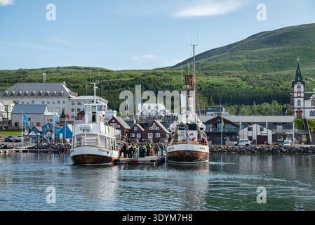 Husavik Island 6. Juli. 2025: Boote im Hafen der Stadt an einem sonnigen Sommertag Stockfoto