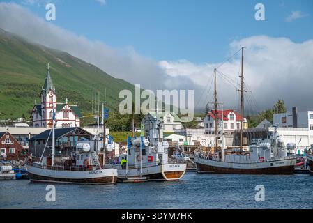 Husavik Island 6. Juli. 2025: Boote im Hafen der Stadt an einem sonnigen Sommertag Stockfoto