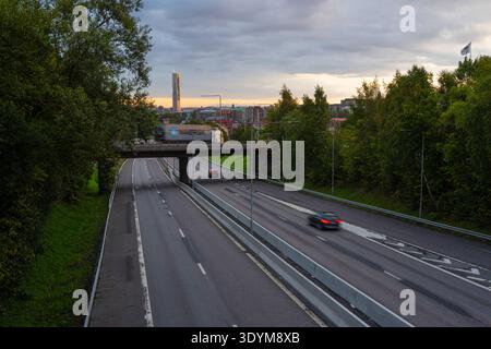 Göteborg, Schweden - 21. september 2023: Autos fahren auf Oscarsleden mit Karlatornet in der Ferne Stockfoto