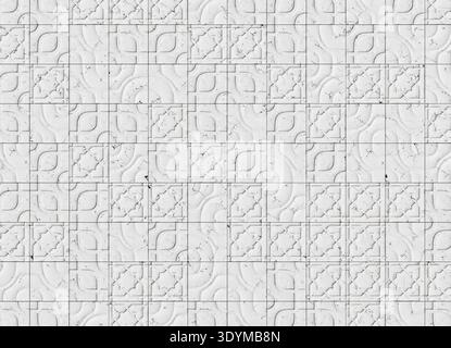 Dekorative architektonische Oberfläche aus quadratischen weißen Marmorfliesen, die in einem sich wiederholenden Raster angeordnet sind. Das Muster kombiniert glatte Panels mit geschnitzten GE Stockfoto