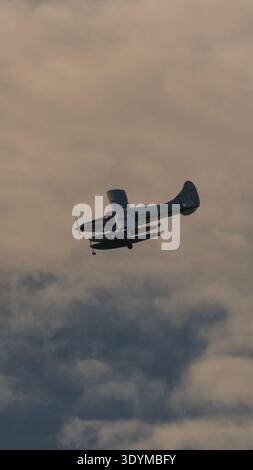Vertikaler Blick: Wasserflugzeug, das über dem türkisfarbenen Wasser von Key West, Florida, kreisen Stockfoto