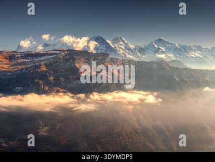 Panoramablick auf die Schweizer Alpen mit schneebedeckten Gipfeln Stockfoto