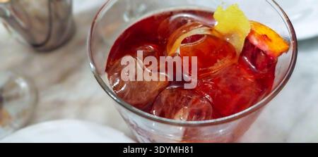 Klassischer italienischer negroni-Cocktail mit Eis, garniert mit einer Orangen- und Zitronenscheibe, bietet ein erfrischendes Getränk in einer Bar Stockfoto