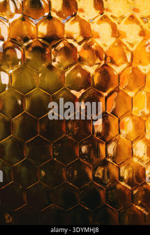 Nahaufnahme der alten Glasoberfläche mit Flecken, Verschleiß und Lichtdiffusion, ideal für abstrakte Texturen und verwitterte Materialkonzepte. Vertikales Bild. Stockfoto