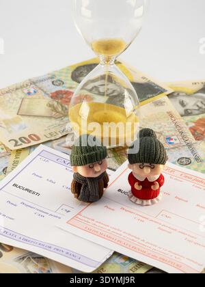Miniaturfiguren auf rumänischem lei und Rentengutschein und Sanduhr Stockfoto