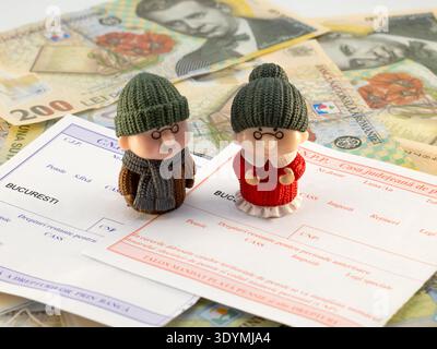Miniaturfiguren auf rumänischem lei und Rentengutschein und Sanduhr Stockfoto