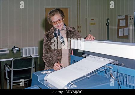 Januar 1980. Frau Katherine G. Johnson bei der Arbeit NASA Langley/NASA Langley Research Center, Fotograf: NASA, Bob Nye LRC-1980-B701 P-00023 Stockfoto