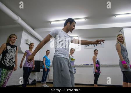 anthony King, Choreograf, der von michael jackson unterstützt wird, unterrichtet seinen Tanzkurs im Stil von michael jackson, mit Studenten im Ananas-Tanzstudio. Stockfoto