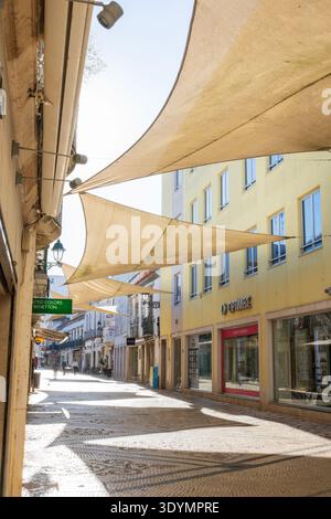Faro ist die Hauptstadt der Algarve im Süden Portugals. Es ist bekannt für seinen historischen Charme und die kopfsteingepflasterten Straßen. Stockfoto