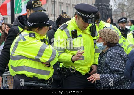 London. UK. März 2026. Polizeibeamte sprechen mit einem regierungsfreundlichen Unterstützer des Iran, während sich iranische regierungsfeindliche Demonstranten und Unterstützer des im Exil lebenden Kronprinzen Reza Pahlavi vor der Downing Street 10 in London versammeln, Plakate halten und während einer Kundgebung die Flagge des Löwen und der Sonne schwenken. Der Protest folgt auf Luftangriffe der Vereinigten Staaten und Israels am 28. Februar 2026 gegen den Iran, bei denen der Oberste Führer Ali Khamenei getötet und Vergeltungsmaßnahmen der iranischen Regierung ausgelöst wurden, die die Spannungen zu einem größeren Konflikt im Nahen Osten eskalierten. Quelle: Dinendra Haria/Alamy Live Ne Stockfoto