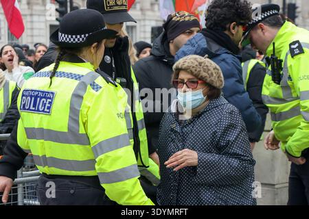 London. UK. März 2026. Polizeibeamte sprechen mit einem regierungsfreundlichen Unterstützer des Iran, während sich iranische regierungsfeindliche Demonstranten und Unterstützer des im Exil lebenden Kronprinzen Reza Pahlavi vor der Downing Street 10 in London versammeln, Plakate halten und während einer Kundgebung die Flagge des Löwen und der Sonne schwenken. Der Protest folgt auf Luftangriffe der Vereinigten Staaten und Israels am 28. Februar 2026 gegen den Iran, bei denen der Oberste Führer Ali Khamenei getötet und Vergeltungsmaßnahmen der iranischen Regierung ausgelöst wurden, die die Spannungen zu einem größeren Konflikt im Nahen Osten eskalierten. Quelle: Dinendra Haria/Alamy Live Ne Stockfoto