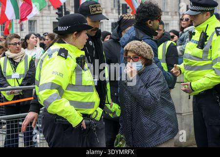London. UK. März 2026. Polizeibeamte sprechen mit einem regierungsfreundlichen Unterstützer des Iran, während sich iranische regierungsfeindliche Demonstranten und Unterstützer des im Exil lebenden Kronprinzen Reza Pahlavi vor der Downing Street 10 in London versammeln, Plakate halten und während einer Kundgebung die Flagge des Löwen und der Sonne schwenken. Der Protest folgt auf Luftangriffe der Vereinigten Staaten und Israels am 28. Februar 2026 gegen den Iran, bei denen der Oberste Führer Ali Khamenei getötet und Vergeltungsmaßnahmen der iranischen Regierung ausgelöst wurden, die die Spannungen zu einem größeren Konflikt im Nahen Osten eskalierten. Quelle: Dinendra Haria/Alamy Live Ne Stockfoto
