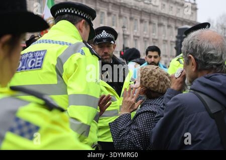 London. UK. März 2026. Polizeibeamte sprechen mit einem regierungsfreundlichen Unterstützer des Iran, während sich iranische regierungsfeindliche Demonstranten und Unterstützer des im Exil lebenden Kronprinzen Reza Pahlavi vor der Downing Street 10 in London versammeln, Plakate halten und während einer Kundgebung die Flagge des Löwen und der Sonne schwenken. Der Protest folgt auf Luftangriffe der Vereinigten Staaten und Israels am 28. Februar 2026 gegen den Iran, bei denen der Oberste Führer Ali Khamenei getötet und Vergeltungsmaßnahmen der iranischen Regierung ausgelöst wurden, die die Spannungen zu einem größeren Konflikt im Nahen Osten eskalierten. Quelle: Dinendra Haria/Alamy Live Ne Stockfoto