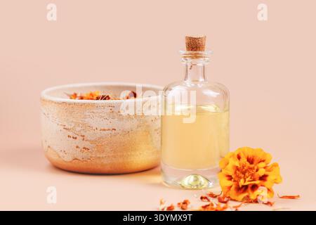 Bio-Kräuteröl und Ringelblumenblüten Stockfoto