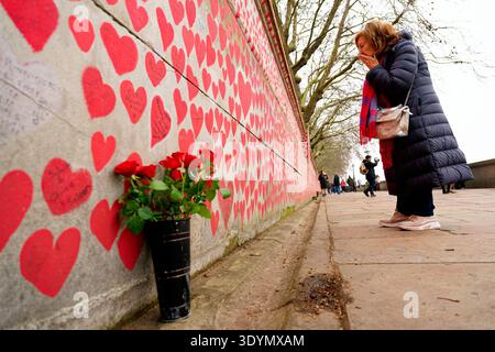 Nationale COVID-Gedenkmauer an der Albert-Botschaft an einem Tag der Reflexion für die Menschen, die während der COVID-19-Pandemie starben. Stockfoto