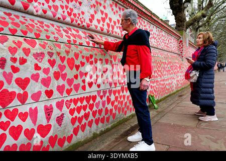 Nationale COVID-Gedenkmauer an der Albert-Botschaft an einem Tag der Reflexion für die Menschen, die während der COVID-19-Pandemie starben. Stockfoto
