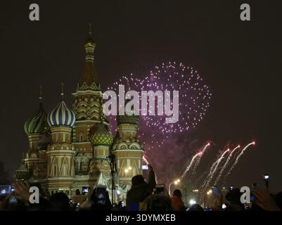 Neujahrsfeuerwerk hinter der Basilius-Kathedrale auf dem Roten Platz in Moskau, Russland; Basilius-Kathedrale; Basilius-Kathedrale Stockfoto