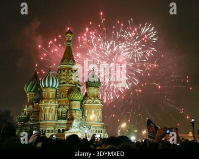 Neujahrsfeuerwerk hinter der Basilius-Kathedrale auf dem Roten Platz in Moskau, Russland; Basilius-Kathedrale; Basilius-Kathedrale Stockfoto