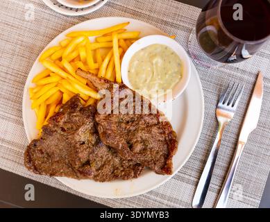 Roquefort Kalbssteak serviert mit gebratener Kartoffel Stockfoto